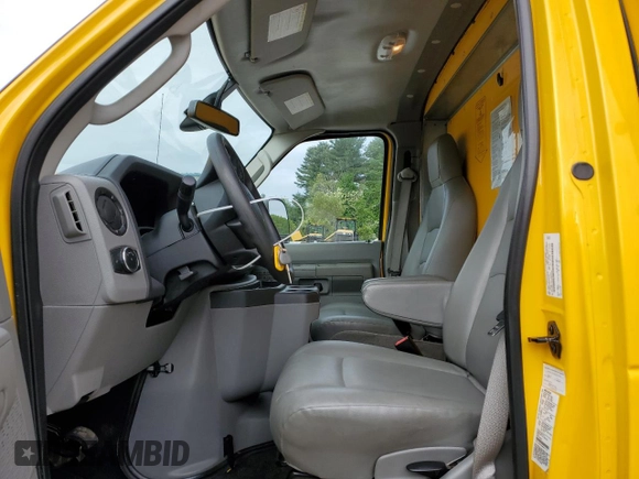 2022 Ford Econoline Cargo z VIN 1FDWE3FN6NDC11716, wystawiony jako Copart lot #57756385 z przebiegiem 89 924 mil mil oraz Tytuł czysty. Historia ofert i sprzedaży dostępna na DreamBid. Obrazek 7.