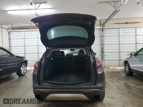 2018 Alfa Romeo Stelvio Ti z VIN ZASFAKBN4J7C22701, wystawiony jako Copart lot #48041535 z przebiegiem 137 764 mil mil oraz Szkoda całkowita • Salvage title. Historia ofert i sprzedaży dostępna na DreamBid. Obrazek 6.