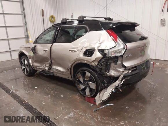 2023 Volvo XC40 Ultimate with VIN YV4ED3UM1P2023016, listed as a IAAI auction lot 42190298 with 22,862 mi miles and . Bid and sale history available at DreamBid. Image 3.