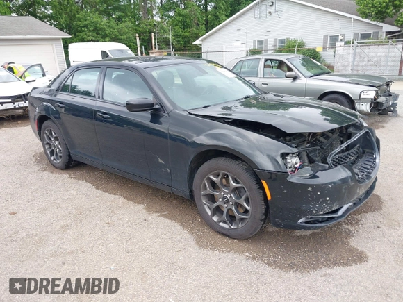 2015 Chrysler 300 S z VIN 2C3CCAGG1FH923044, wystawiony jako IAAI lot #42284945 z przebiegiem 132 681 mil mil oraz . Historia ofert i sprzedaży dostępna na DreamBid. Obrazek 1.