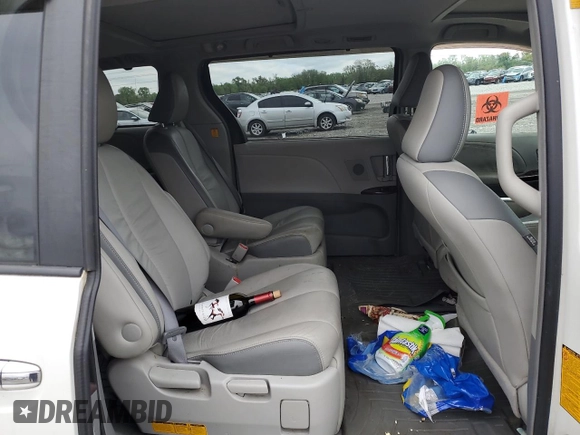 2011 Toyota Sienna XLE z VIN 5TDDK3DC7BS017072, wystawiony jako Copart lot #54687525 z przebiegiem 128 385 mil mil oraz Szkoda całkowita • Salvage title. Historia ofert i sprzedaży dostępna na DreamBid. Obrazek 10.