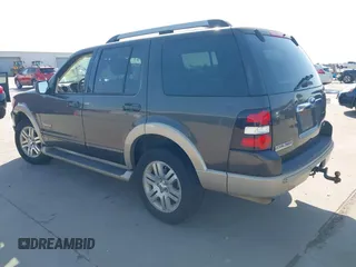 2006 Ford Explorer z VIN 1FMEU64E56UB52663, wystawiony jako IAAI lot #42002830 z przebiegiem 199 847 mil mil oraz . Historia ofert i sprzedaży dostępna na DreamBid. Obrazek 3.