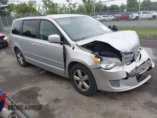 2011 Volkswagen Routan SE z VIN 2V4RW3DGXBR772583, wystawiony jako IAAI lot #42222200 z przebiegiem 213 724 mil mil oraz . Historia ofert i sprzedaży dostępna na DreamBid. Obrazek 1.