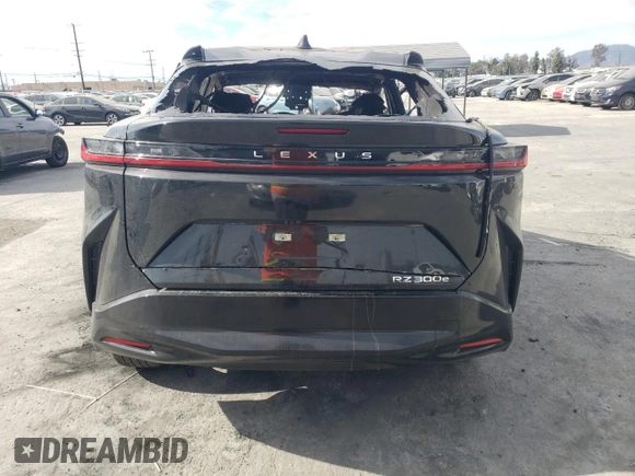 2024 Lexus RZ 300e Premium z VIN JTJABABB0RA004671, wystawiony jako Copart lot #57287935 z przebiegiem Nie podano mil oraz Nie do naprawy • Non repairable. Historia ofert i sprzedaży dostępna na DreamBid. Obrazek 6.
