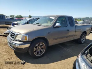 2002 Ford F-150 XL z VIN 1FTRX17W42NA84364, wystawiony jako Copart lot #55102535 z przebiegiem 319 042 mil mil oraz Szkoda całkowita • Salvage title. Historia ofert i sprzedaży dostępna na DreamBid. Obrazek 1.