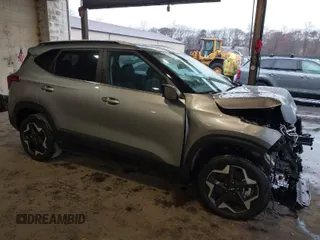2025 Kia Seltos EX z VIN KNDERCAA6S7671087, wystawiony jako IAAI lot #40839541 z przebiegiem 3 073 mil mil oraz . Historia ofert i sprzedaży dostępna na DreamBid. Obrazek 1.