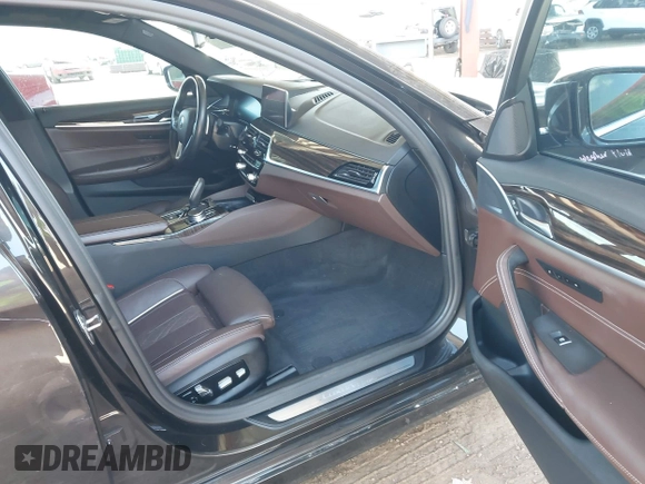 2019 BMW 5 Series 530i z VIN WBAJA5C52KWW20562, wystawiony jako IAAI lot #42075298 z przebiegiem Nie podano mil oraz . Historia ofert i sprzedaży dostępna na DreamBid. Obrazek 5.