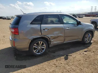2014 Kia Sorento SX Limited z VIN 5XYKWDA77EG542661, wystawiony jako Copart lot #56428575 z przebiegiem 141 416 mil mil oraz Szkoda całkowita • Salvage title. Historia ofert i sprzedaży dostępna na DreamBid. Obrazek 3.
