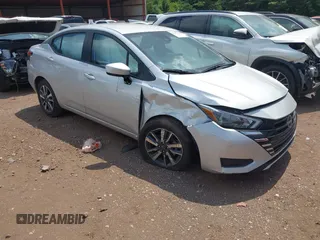 2025 Nissan Versa SV с VIN 3N1CN8EV2SL817707, выставлен на аукционе IAAI как лот 42563344 с пробегом 10 284 миль миль и . История ставок и продаж доступна на DreamBid. Изображение 1.