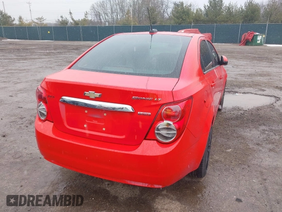 2015 Chevrolet Sonic LT z VIN 1G1JC5SBXF4179097, wystawiony jako IAAI lot #41715882 z przebiegiem 127 163 mil mil oraz . Historia ofert i sprzedaży dostępna na DreamBid. Obrazek 4.