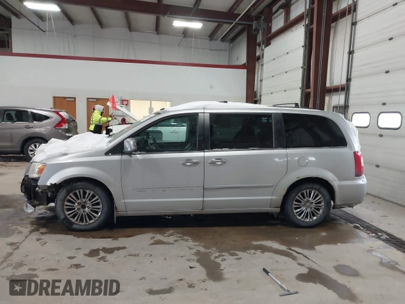2011 Chrysler Town & Country Limited with VIN 2A4RR6DG3BR698226, listed as a IAAI auction lot 41598412 with 184,998 mi miles. Bid and sale history available at carsss.com. Image 14.