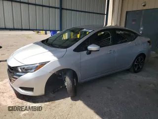2025 Nissan Versa SV z VIN 3N1CN8EV8SL835919, wystawiony jako Copart lot #60416195 z przebiegiem 6 754 mil mil oraz Czysty tytuł • Clean title. Historia ofert i sprzedaży dostępna na DreamBid. Obrazek 1.