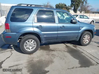 2005 Mercury Mariner Luxury with VIN 4M2CU57135DJ07230, listed as a IAAI auction lot 41461657 with 267,105 mi miles. Bid and sale history available at carsss.com. Image 4.