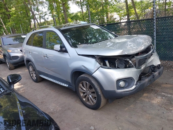 2011 Kia Sorento EX z VIN 5XYKUDA24BG173649, wystawiony jako IAAI lot #42413296 z przebiegiem 210 803 mil mil oraz . Historia ofert i sprzedaży dostępna na DreamBid. Obrazek 1.