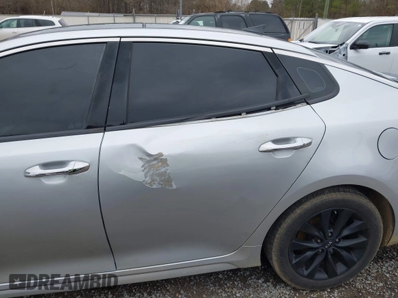 2016 Kia Optima EX z VIN 5XXGU4L36GG070336, wystawiony jako IAAI lot #41259692 z przebiegiem 124 807 mil mil oraz . Historia ofert i sprzedaży dostępna na DreamBid. Obrazek 18.