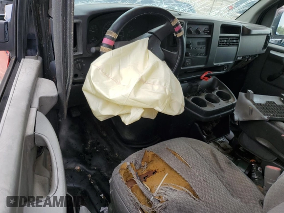 2003 GMC Savana Cargo z VIN 1GTHG35U831180029, wystawiony jako Copart lot #64697054 z przebiegiem Nie podano mil oraz Nie do naprawy • Non repairable. Historia ofert i sprzedaży dostępna na DreamBid. Obrazek 8.