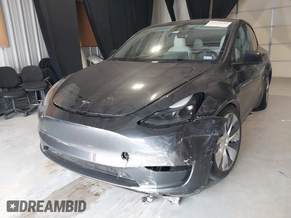 2024 Tesla Model Y Long Range z VIN 7SAYGDEEXRA226636, wystawiony jako IAAI lot #41622144 z przebiegiem 8 908 mil mil oraz . Historia ofert i sprzedaży dostępna na DreamBid. Obrazek 6.