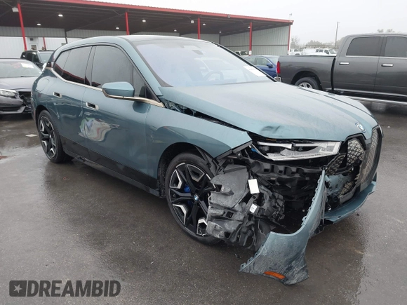 2022 BMW iX xDrive50 z VIN WB523CF03NCK45675, wystawiony jako IAAI lot #41443866 z przebiegiem 21 923 mil mil oraz . Historia ofert i sprzedaży dostępna na DreamBid. Obrazek 1.
