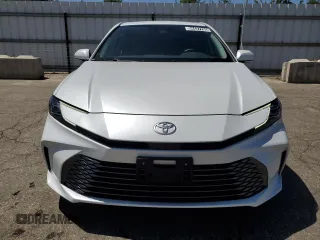2025 Toyota Camry LE z VIN 4T1DAACK4SU520274, wystawiony jako Copart lot #54437705 z przebiegiem 9 078 mil mil oraz Czysty tytuł • Clean title. Historia ofert i sprzedaży dostępna na DreamBid. Obrazek 5.