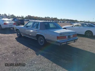 1989 Mercury Grand Marquis z VIN 2MEBM75F1KX629370, wystawiony jako IAAI lot #41718097 z przebiegiem 98 862 mil mil oraz . Historia ofert i sprzedaży dostępna na DreamBid. Obrazek 3.