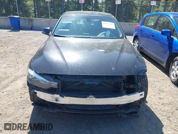 2015 BMW 3 Series 328i xDrive z VIN WBA3B5C52FF962217, wystawiony jako IAAI lot #42381116 z przebiegiem 72 777 mil mil oraz . Historia ofert i sprzedaży dostępna na DreamBid. Obrazek 13.