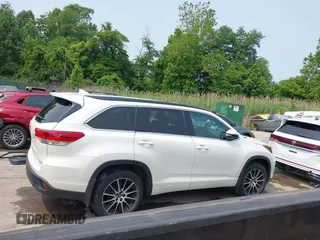 2017 Toyota Highlander XLE z VIN 5TDJZRFH0HS417638, wystawiony jako IAAI lot #42396180 z przebiegiem 101 377 mil mil oraz . Historia ofert i sprzedaży dostępna na DreamBid. Obrazek 13.
