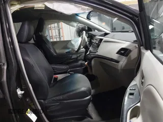 2011 Toyota Sienna SE with VIN 5TDXK3DCXBS067929, listed as a IAAI auction lot 41552044 with 203,697 mi miles. Bid and sale history available at carsss.com. Image 5.