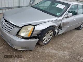 2006 Cadillac DTS 1SC z VIN 1G6KD57Y56U126557, wystawiony jako IAAI lot #41565515 z przebiegiem 251 316 mil mil oraz . Historia ofert i sprzedaży dostępna na DreamBid. Obrazek 6.