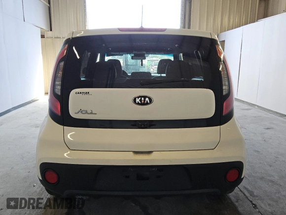 2019 Kia Soul z VIN KNDJN2A26K7677002, wystawiony jako Copart lot #83741784 z przebiegiem 134 662 mil mil oraz Czysty tytuł • Clean title. Historia ofert i sprzedaży dostępna na DreamBid. Obrazek 6.