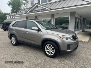 2014 Kia Sorento LX z VIN 5XYKTCA69EG542686, wystawiony jako Copart lot #60905815 z przebiegiem 128 962 mil mil oraz Czysty tytuł • Clean title. Historia ofert i sprzedaży dostępna na DreamBid. Obrazek 1.