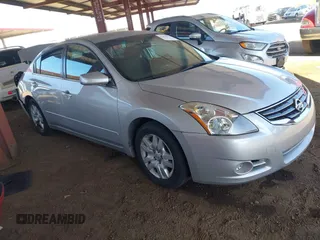 2012 Nissan Altima S z VIN 1N4AL2AP9CC118043, wystawiony jako IAAI lot #42095818 z przebiegiem 108 934 mil mil oraz . Historia ofert i sprzedaży dostępna na DreamBid. Obrazek 1.