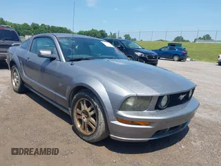 2006 Ford Mustang GT Deluxe z VIN 1ZVFT82H065176946, wystawiony jako IAAI lot #42472942 z przebiegiem 157 711 mil mil oraz . Historia ofert i sprzedaży dostępna na DreamBid. Obrazek 1.