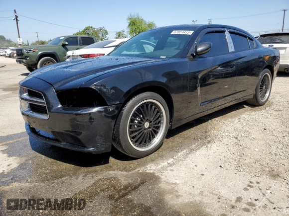 2013 Dodge Charger SE z VIN 2C3CDXBG6DH509939, wystawiony jako Copart lot #57851415 z przebiegiem 182 634 mil mil oraz Szkody całkowita. Historia ofert i sprzedaży dostępna na DreamBid. Obrazek 1.