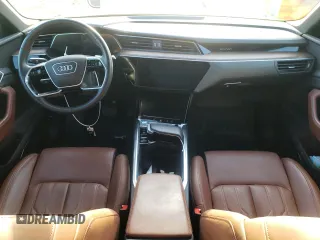 2019 Audi e-tron Prestige z VIN WA1VAAGE5KB024077, wystawiony jako Copart lot #69376182 z przebiegiem 34 077 mil mil oraz . Historia ofert i sprzedaży dostępna na DreamBid. Obrazek 8.