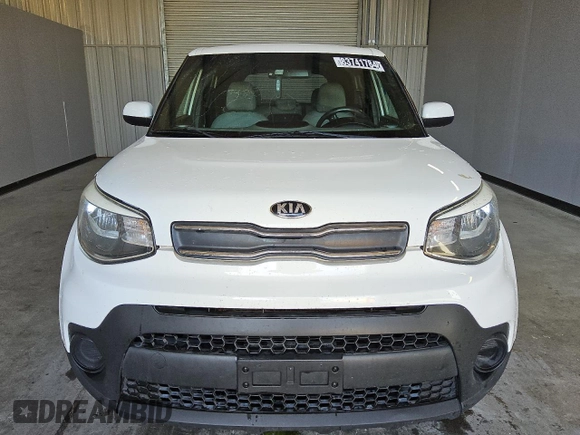 2019 Kia Soul z VIN KNDJN2A26K7677002, wystawiony jako Copart lot #83741784 z przebiegiem 134 662 mil mil oraz Czysty tytuł • Clean title. Historia ofert i sprzedaży dostępna na DreamBid. Obrazek 5.