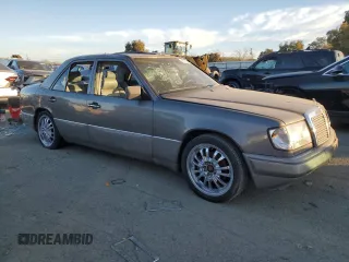 1991 Mercedes-Benz 300 E with VIN WDBEA30D0MB398505, listed as a Copart auction lot 88525645 with 309,549 mi miles and Salvage Title. Bid and sale history available at DreamBid. Image 4.