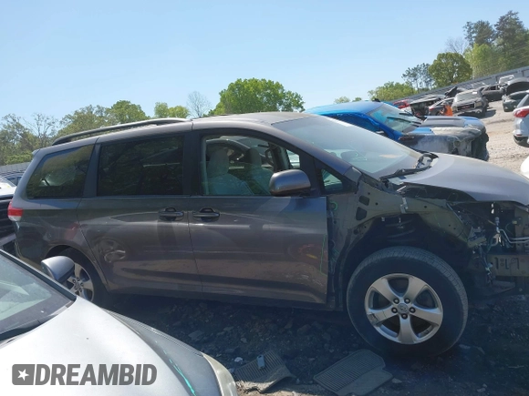 2011 Toyota Sienna LE AAS z VIN 5TDKK3DC3BS112980, wystawiony jako IAAI lot #42053582 z przebiegiem 232 404 mil mil oraz . Historia ofert i sprzedaży dostępna na DreamBid. Obrazek 13.