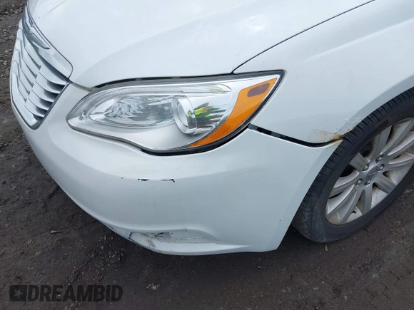2013 Chrysler 200 Limited with VIN 1C3CCBCG1DN569199, listed as a IAAI auction lot 39458905 with 180,997 mi miles. Bid and sale history available at carsss.com. Image 6.