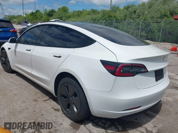 2021 Tesla Model 3 Standard Range Plus z VIN 5YJ3E1EA3MF060027, wystawiony jako IAAI lot #42319107 z przebiegiem 44 339 mil mil oraz . Historia ofert i sprzedaży dostępna na DreamBid. Obrazek 3.