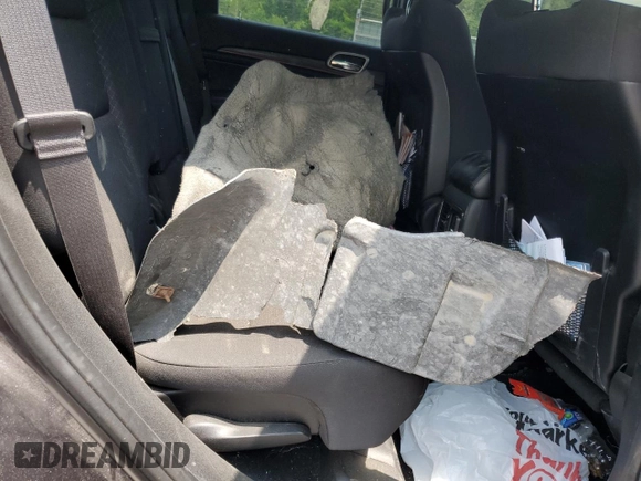 2019 Jeep Grand Cherokee Laredo E z VIN 1C4RJFAG4KC636067, wystawiony jako Copart lot #59232885 z przebiegiem Nie podano mil oraz Szkoda całkowita • Salvage title. Historia ofert i sprzedaży dostępna na DreamBid. Obrazek 11.