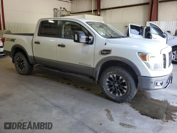 2017 Nissan Titan SV z VIN 1N6AA1E57HN569872, wystawiony jako Copart lot #53254555 z przebiegiem 170 573 mil mil oraz Szkoda całkowita • Salvage title. Historia ofert i sprzedaży dostępna na DreamBid. Obrazek 4.