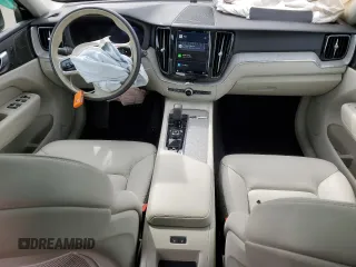 2024 Volvo XC60 Plus Dark Theme z VIN YV4L12RL3R1710498, wystawiony jako Copart lot #51565325 z przebiegiem 18 939 mil mil oraz Szkoda całkowita • Salvage title. Historia ofert i sprzedaży dostępna na DreamBid. Obrazek 8.