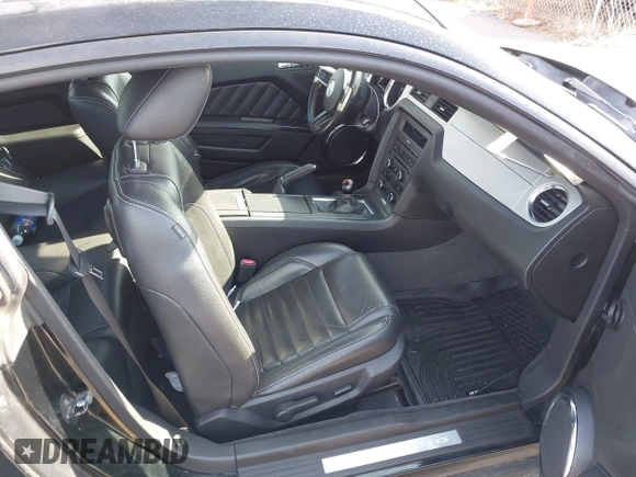 2011 Ford Mustang V6 z VIN 1ZVBP8AM4B5156596, wystawiony jako IAAI lot #42769337 z przebiegiem 77 140 mil mil oraz . Historia ofert i sprzedaży dostępna na DreamBid. Obrazek 5.