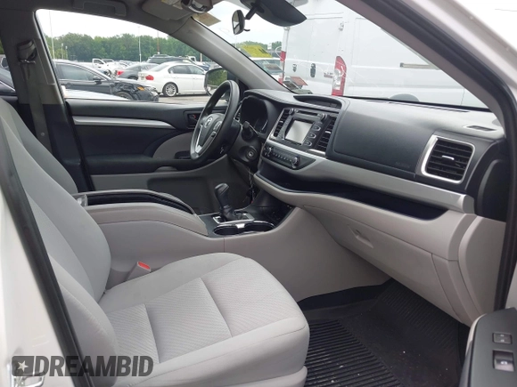 2019 Toyota Highlander LE with VIN 5TDBZRFH5KS929567, listed as a IAAI auction lot 42603356 with 40,368 mi miles and . Bid and sale history available at DreamBid. Image 5.