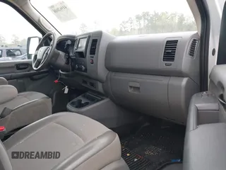 2020 Nissan NV Cargo SV z VIN 1N6BF0KM7LN809782, wystawiony jako IAAI lot #41962006 z przebiegiem 113 670 mil mil oraz . Historia ofert i sprzedaży dostępna na DreamBid. Obrazek 5.