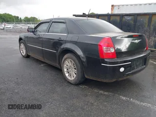 2008 Chrysler 300 LX z VIN 2C3LA43R58H201397, wystawiony jako IAAI lot #42248916 z przebiegiem 205 687 mil mil oraz . Historia ofert i sprzedaży dostępna na DreamBid. Obrazek 3.