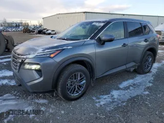 2025 Nissan Rogue S z VIN JN8BT3AB3SW413567, wystawiony jako Copart lot #88496105 z przebiegiem 629 mil mil oraz Czysty tytuł • Clean title. Historia ofert i sprzedaży dostępna na DreamBid. Obrazek 1.