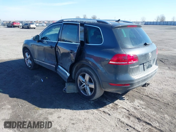 2013 Volkswagen Touareg Exec z VIN WVGEF9BP9DD011799, wystawiony jako IAAI lot #41615162 z przebiegiem 137 054 mil mil oraz . Historia ofert i sprzedaży dostępna na DreamBid. Obrazek 3.