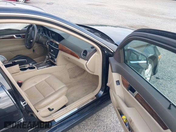2012 Mercedes-Benz C 300 Sport z VIN WDDGF8BB1CA717117, wystawiony jako IAAI lot #42684049 z przebiegiem 184 128 mil mil oraz . Historia ofert i sprzedaży dostępna na DreamBid. Obrazek 5.