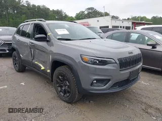 2022 Jeep Cherokee X z VIN 1C4PJMCX0ND555770, wystawiony jako IAAI lot #42107885 z przebiegiem 42 302 mil mil oraz . Historia ofert i sprzedaży dostępna na DreamBid. Obrazek 1.